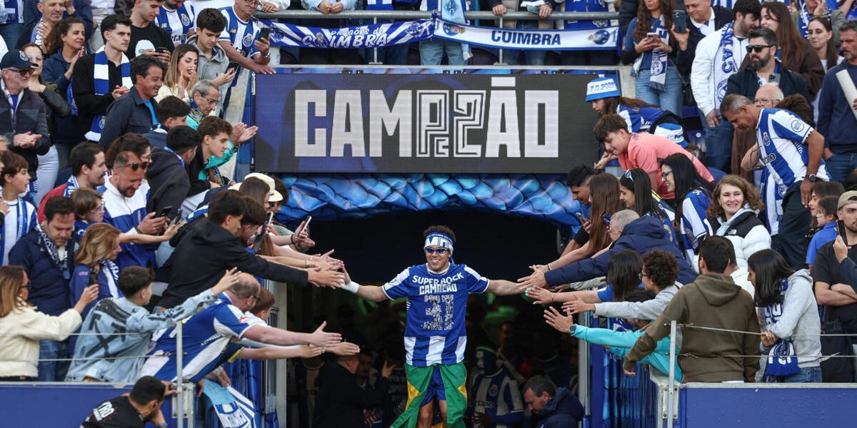 FC Porto: Roma pondera avançar por Pepê